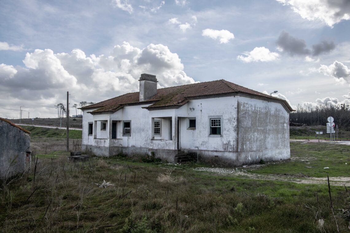 Casa florestal junto ao cruzamento da Rua D. Dinis com a Estrada da Praia, na Praia da Vieira