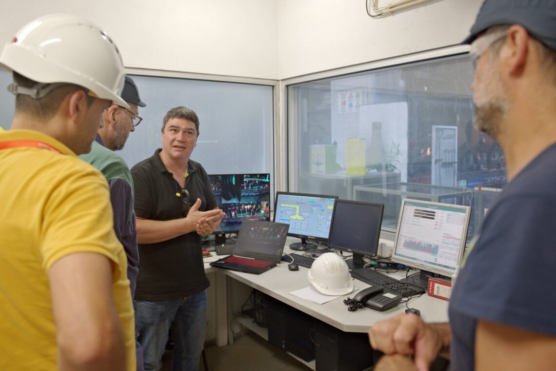 Sistema utiliza inteligência artificial para monitorizar processo de produção de vidro automático