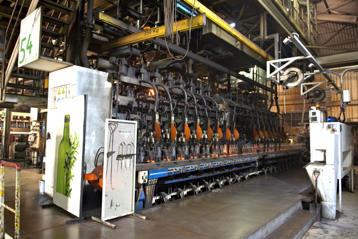 Sistema utiliza inteligência artificial para monitorizar processo de produção de vidro automático