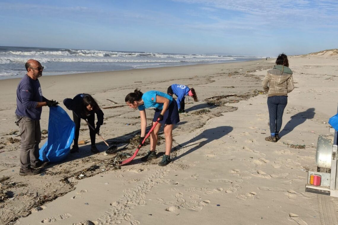 Voluntários da Brigada do Mar limpam praias entre São Pedro e a Figueira da Foz