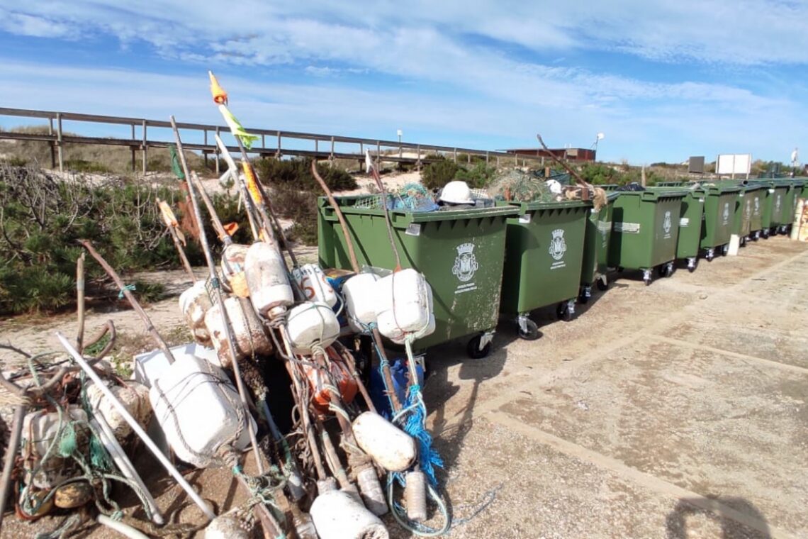 Voluntários da Brigada do Mar limpam praia entre São Pedro e a Figueira da Foz