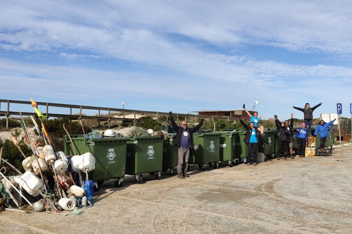 Voluntários da Brigada do Mar limpam praia entre São Pedro e a Figueira da Foz
