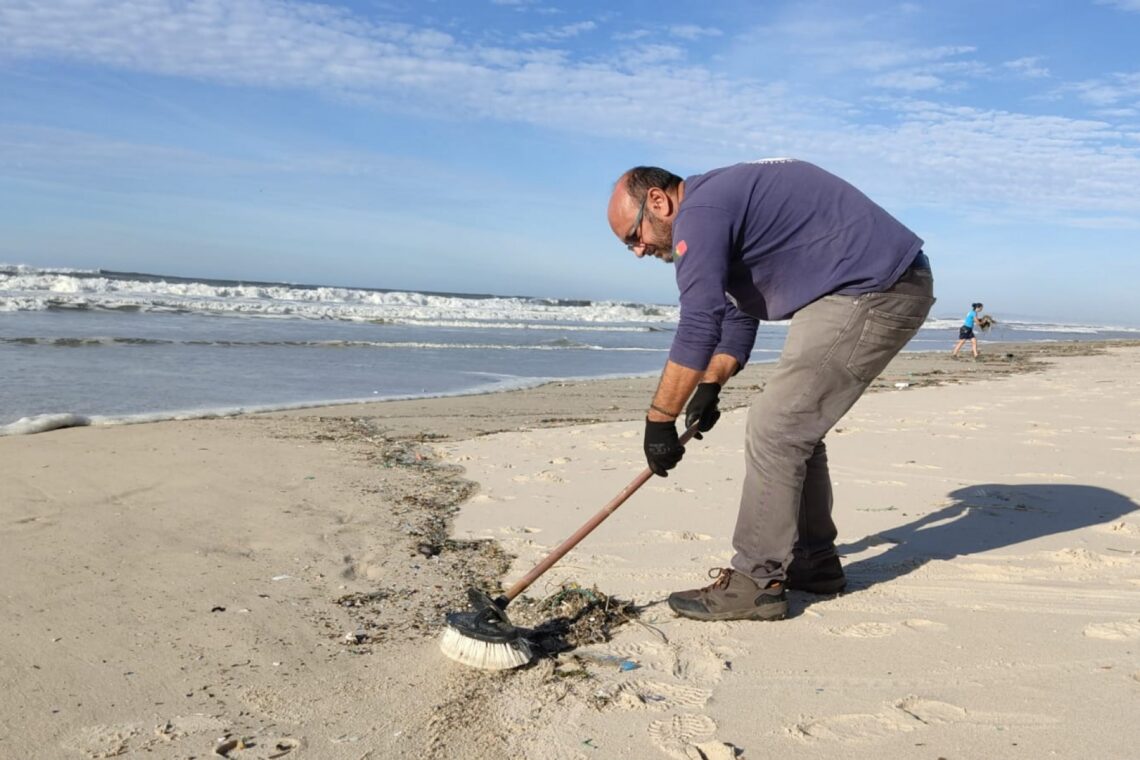 Voluntários da Brigada do Mar limpam praias entre São Pedro e a Figueira da Foz