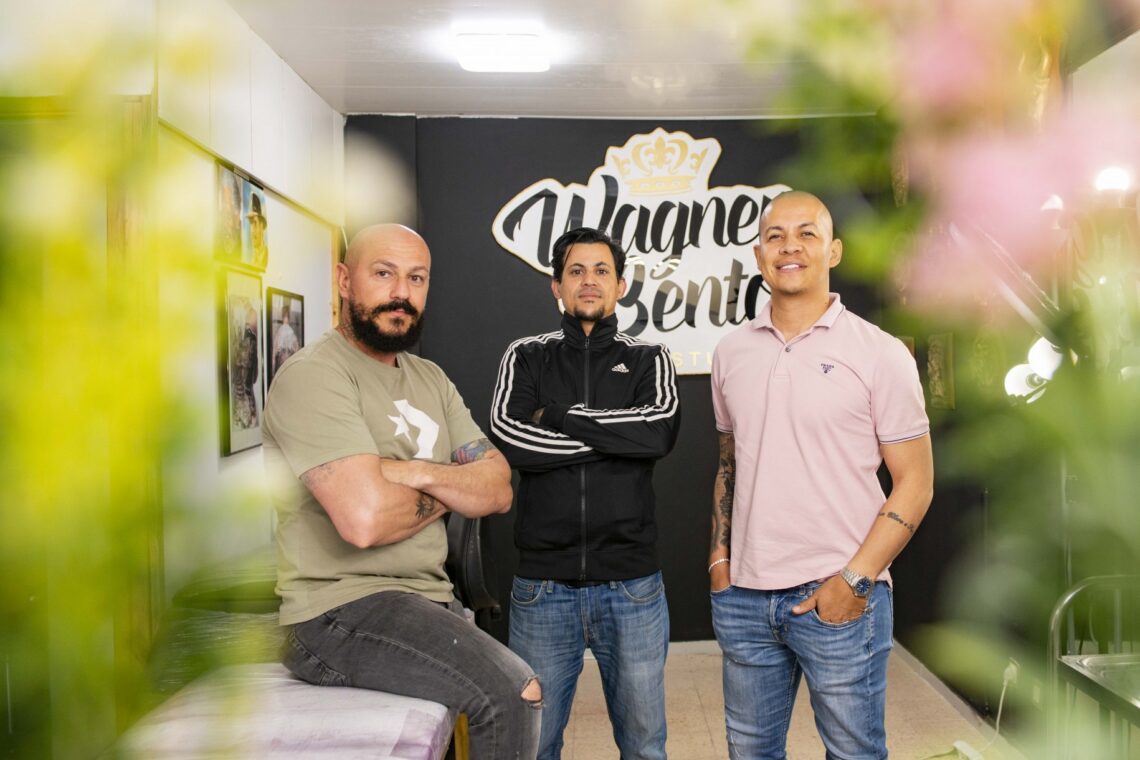 Além de Wagner Bento, a iniciativa conta com a colaboração de outros tatuadores do estúdio