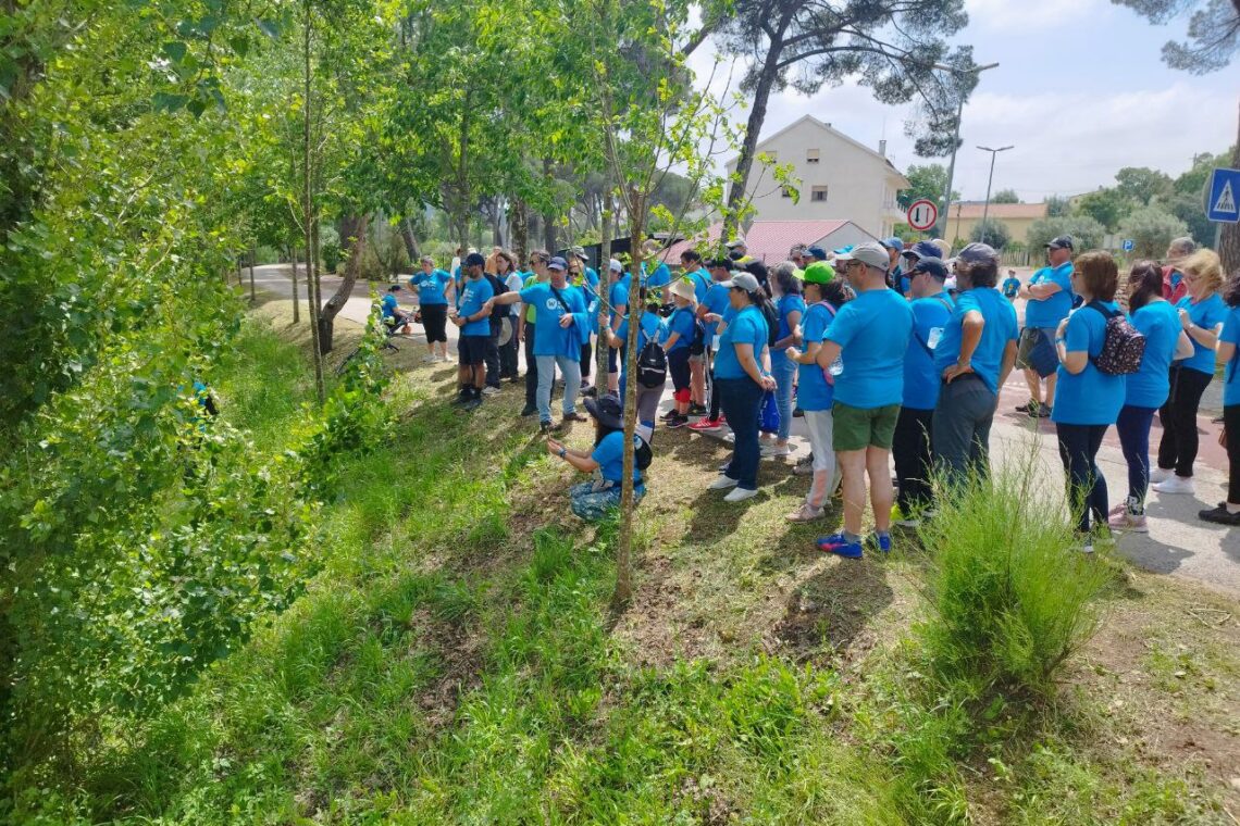 Cerca de uma centena de pessoas caminharam hoje pelas margens do Arunca para conhecer o rio
