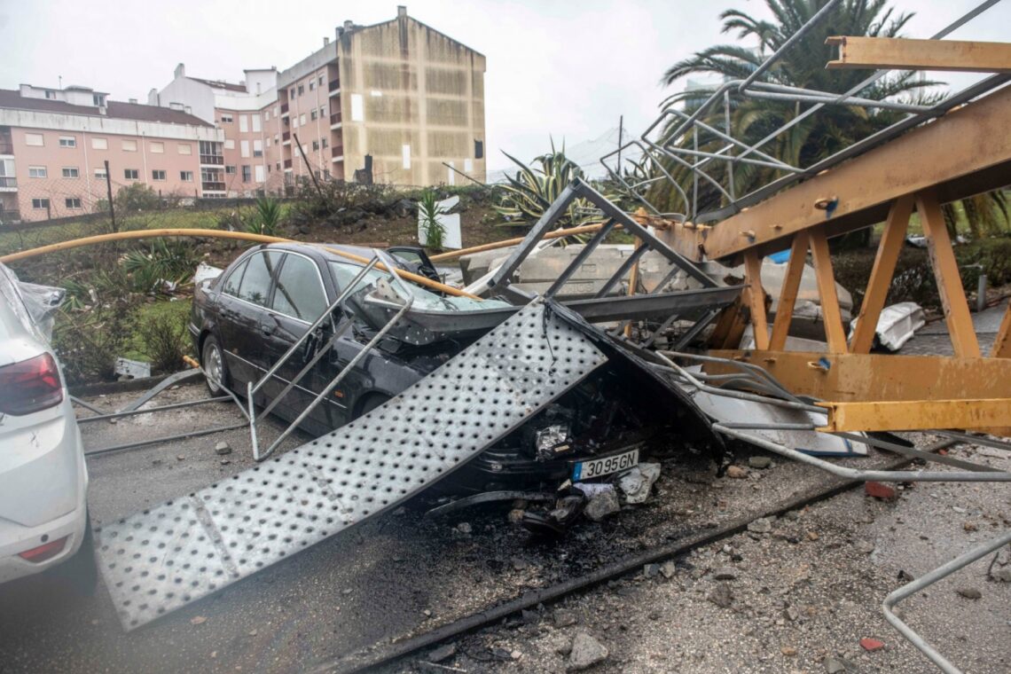 Grua caiu sobre nove veículos no Vale Sepal e sobre uma varanda