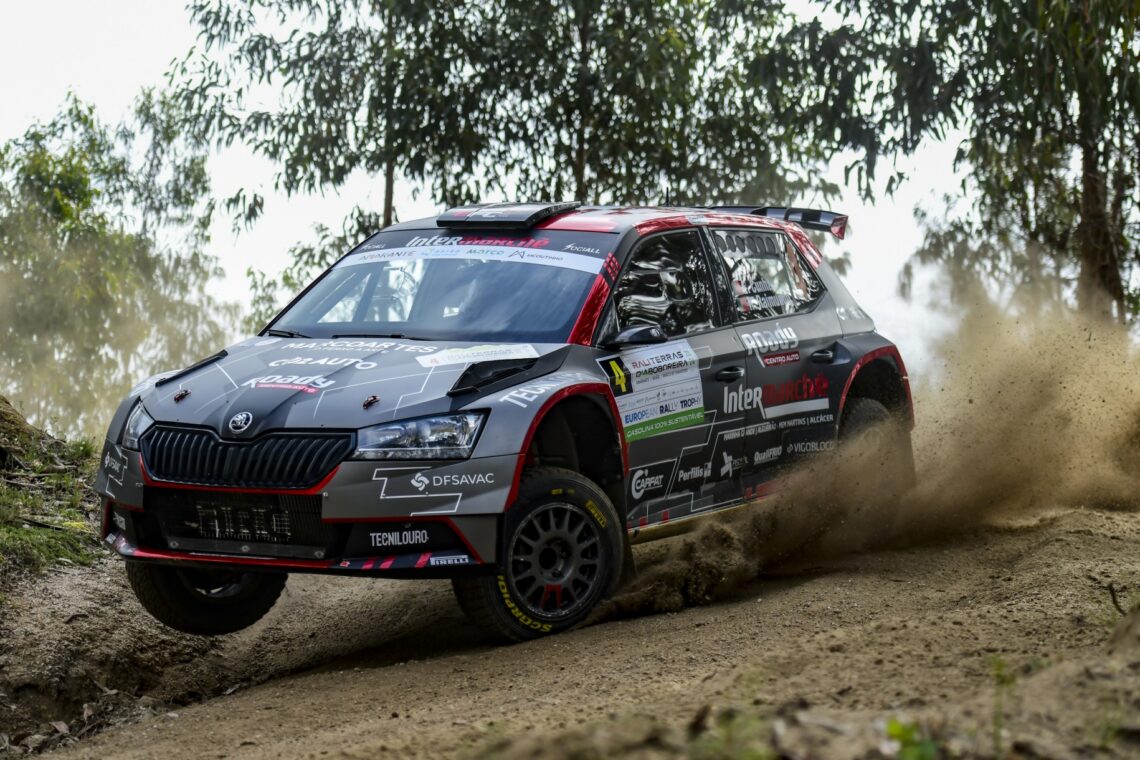 Ernesto Cunha, navegado por Rui Raimundo, conduz um Skoda Fabia Rally2 Evo